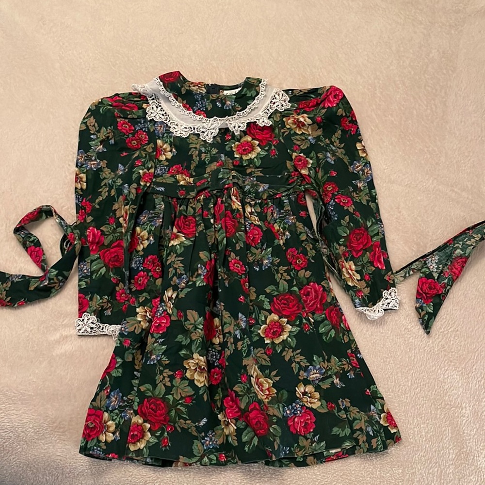 Girls long-sleeved flowered vintage dress, size 6
